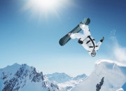 开云APP-暗夜极速与绿茵传奇，当F1引擎轰鸣遇见莱万之瞳