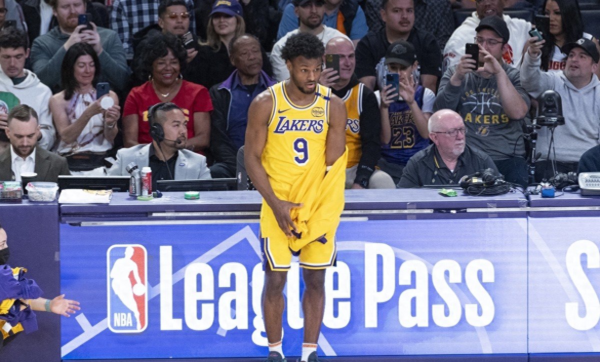 关于湖人险胜爵士,利拉德爆发神勇的信息 关于湖人险胜爵士,利拉德爆发神勇的信息