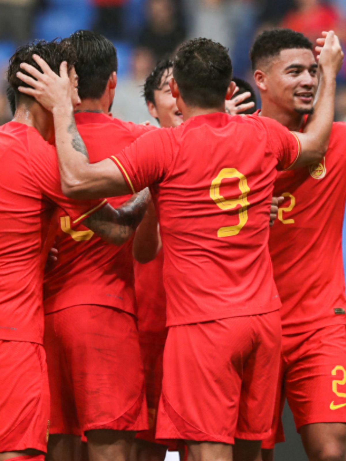 球队在比赛中展现出非凡实力,赢得观众喝彩 球队在比赛中展现出非凡实力,赢得观众喝彩