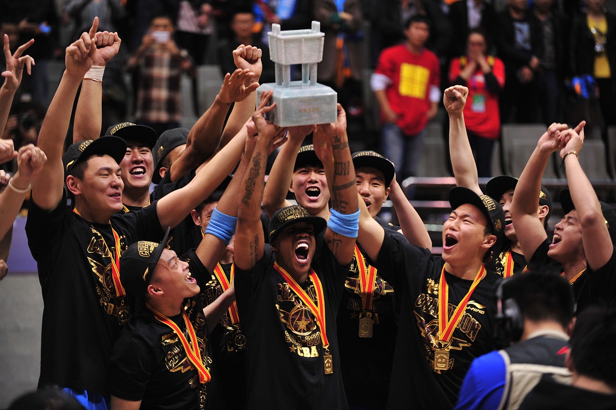 球队在比赛中展现出非凡实力,赢得观众喝彩 球队在比赛中展现出非凡实力,赢得观众喝彩