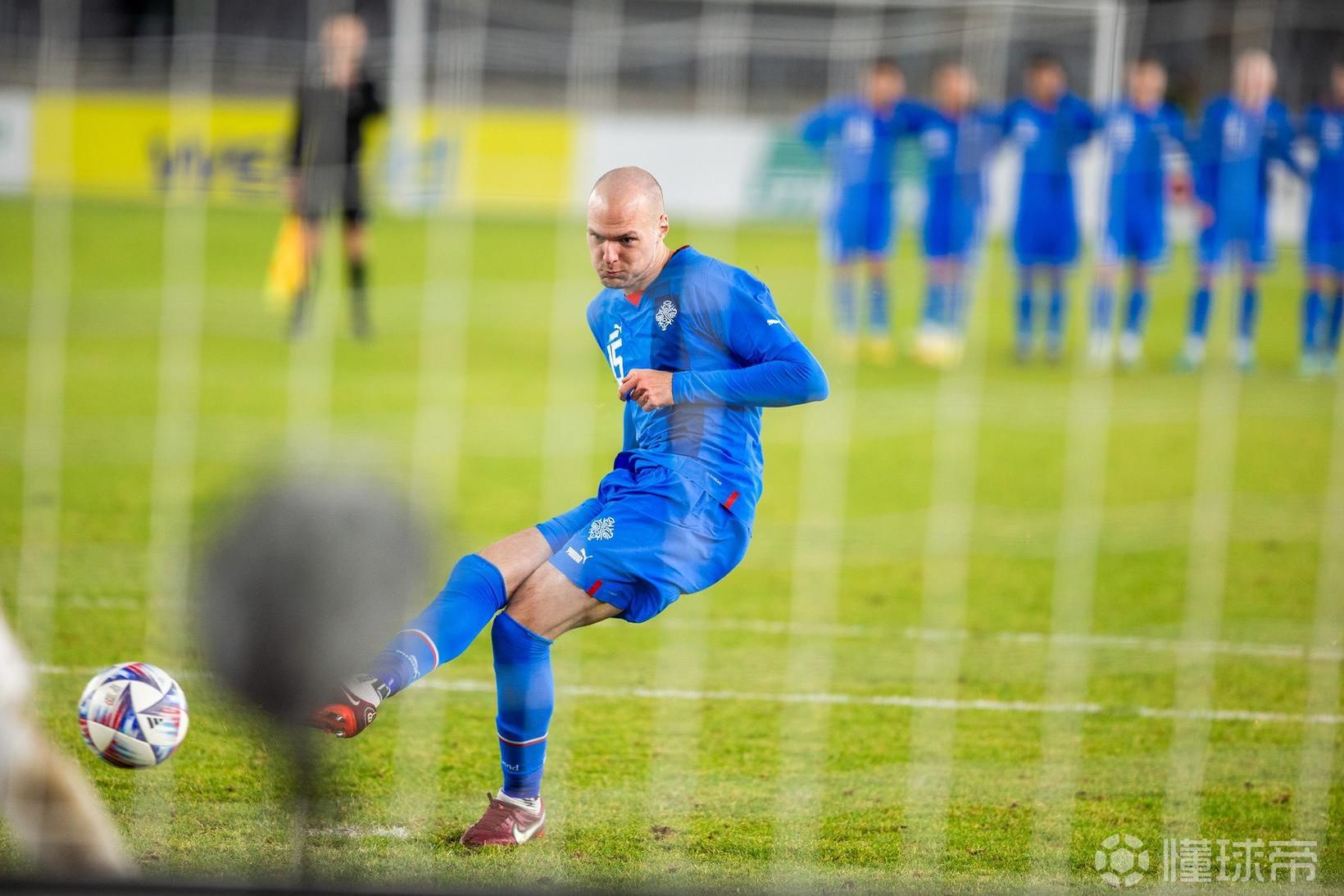 包含冰岛备战立陶宛，决意争取晋级机会的词条