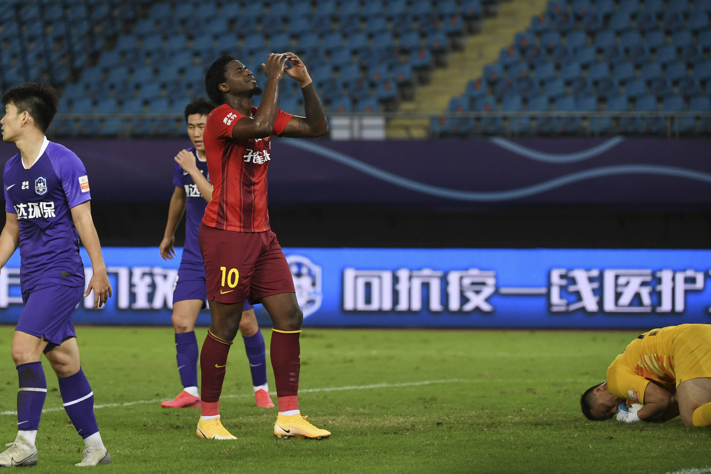 天津泰达迎来连胜，力压卓尔排名中超榜首的简单介绍