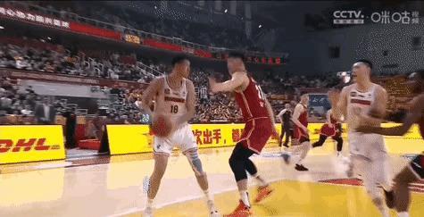 篮球赛事中一场激烈的对抗引发争议