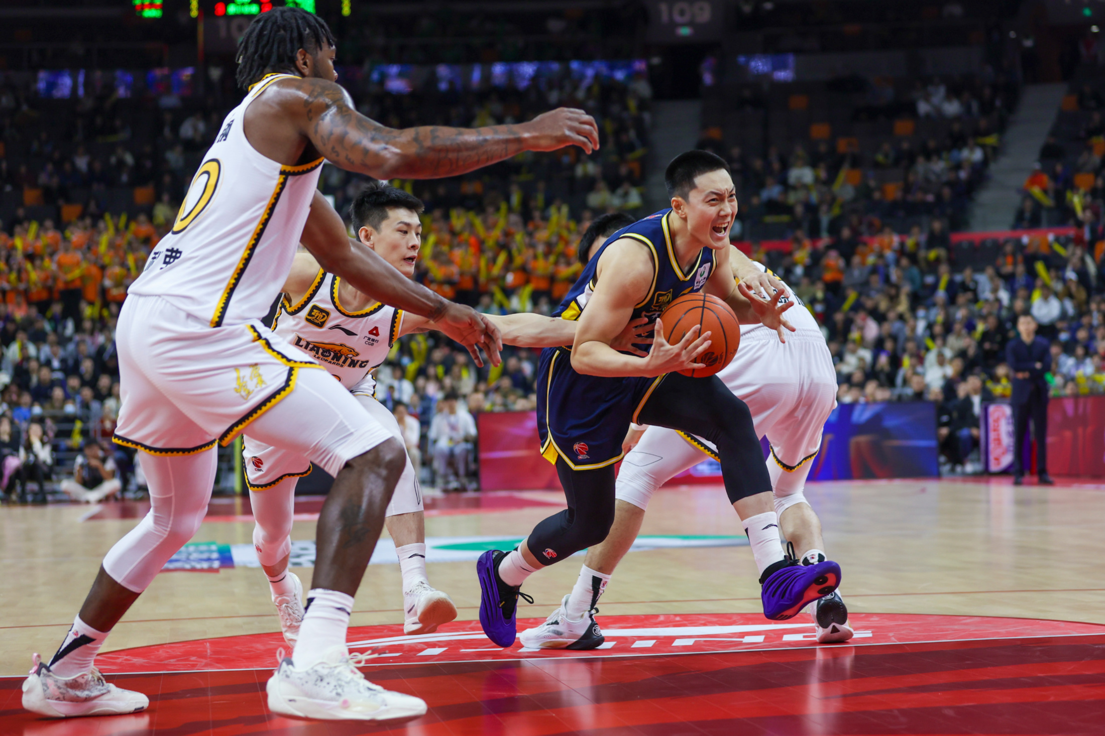 篮球赛事中一场激烈的对抗引发争议