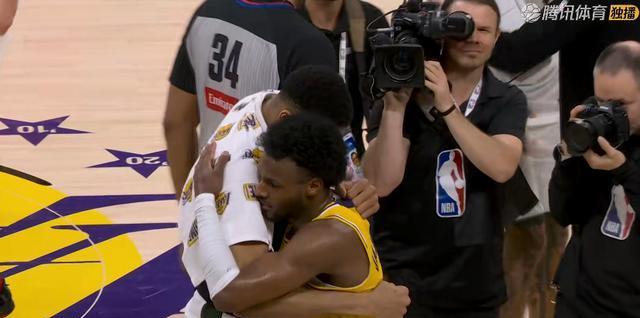 包含雄鹿主场惨败湖人，遭遇三连败的词条