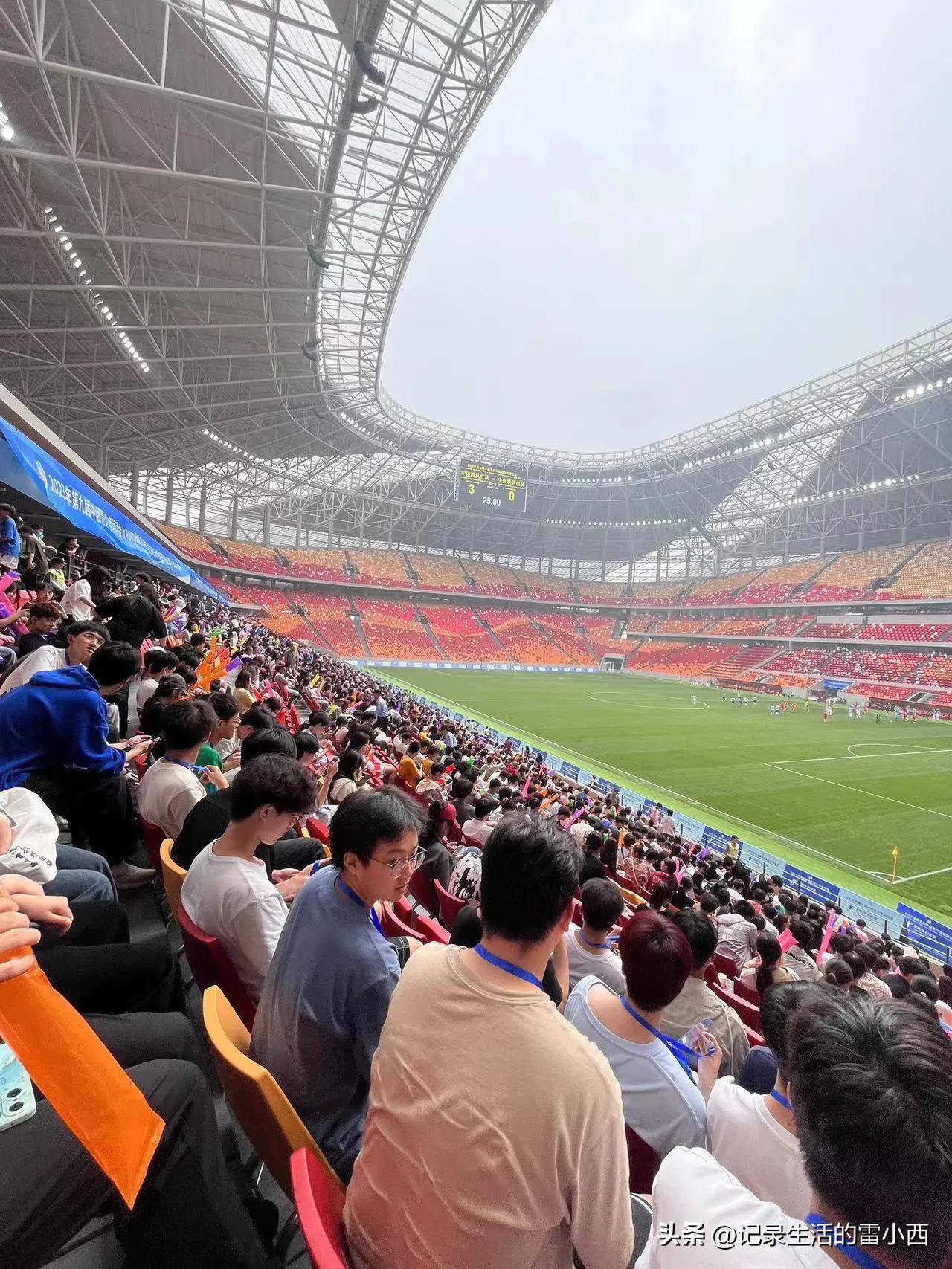 足球场上的精彩瞬间引发观众欢呼