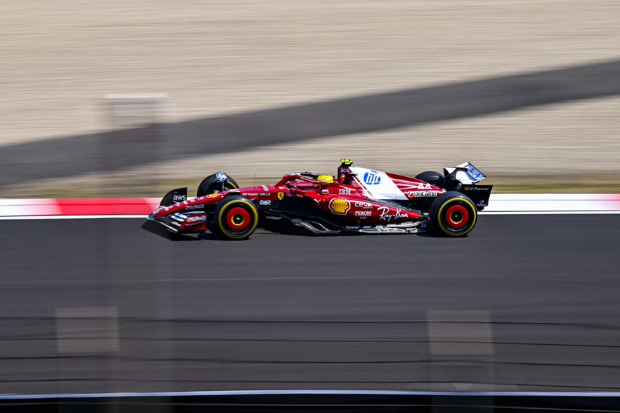 红牛车队翻盘雷诺车队，汉密尔顿点燃赛场的简单介绍