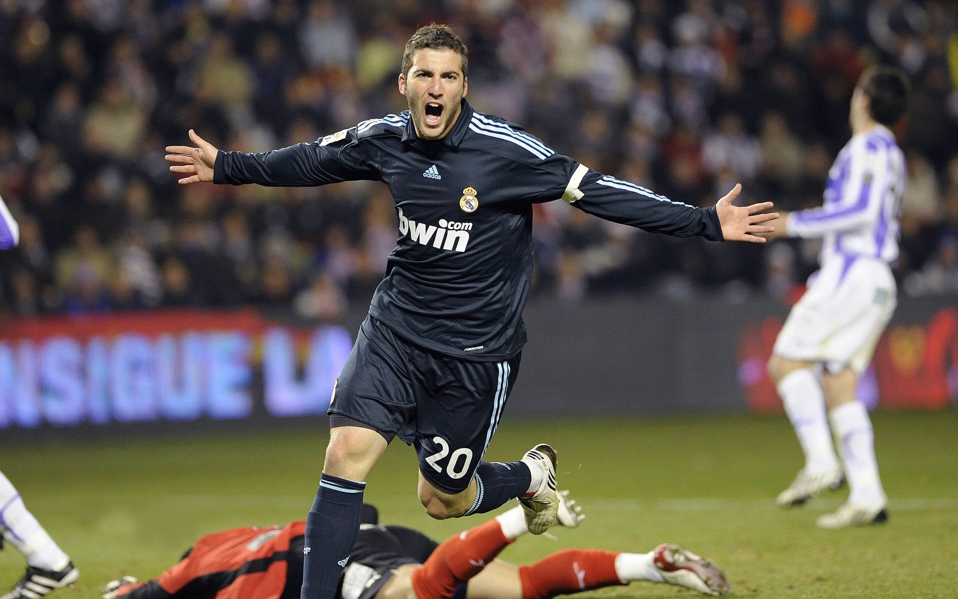 绿茵场上的双重变奏，李刚仁爆发引领新浪潮，加拿大黑马斩落国际米兰的战术启示